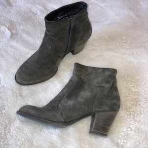 Paul Greene grey suede booties Austria.